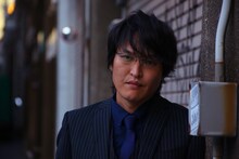 萬田銀次郎を演じる千原ジュニア。(c)KTV