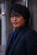 萬田銀次郎を演じる千原ジュニア。(c)KTV