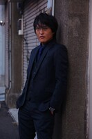 「新・ミナミの帝王」で主人公の萬田銀次郎を演じる千原ジュニア。(c)KTV
