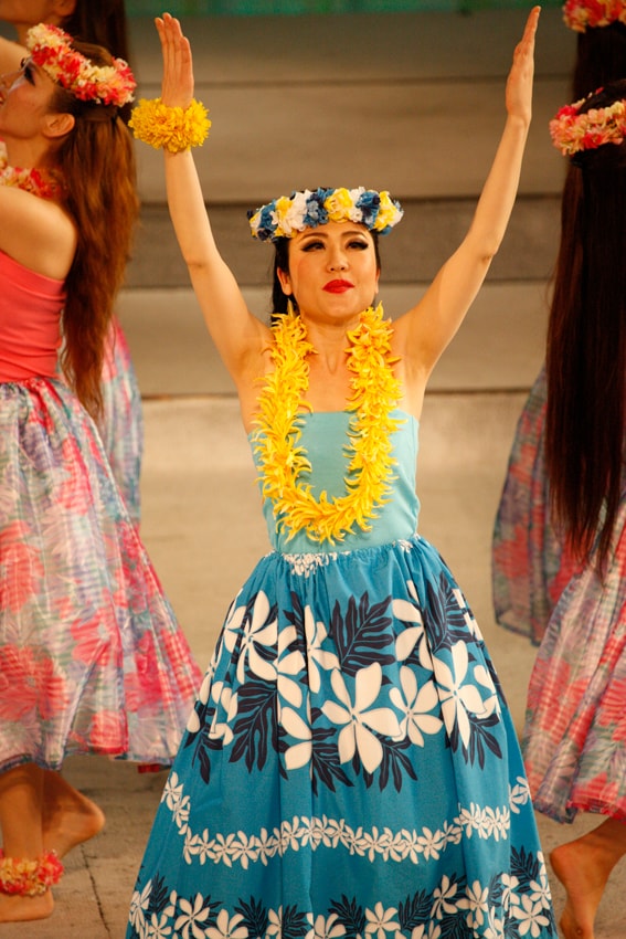 スパリゾートハワイアンズでフラダンスを踊るオアシズ光浦（中央）。