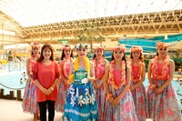 オアシズ光浦（中央）とフラの講師（手前左）、ダンシングチームのメンバー。