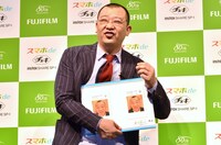 笑福亭鶴瓶に扮してプレゼンを行うTKO木下。