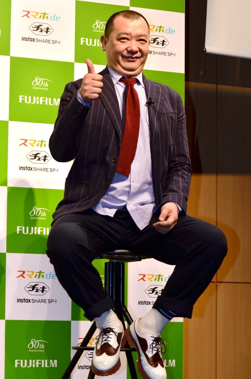 自身の顔を親指に見立てたギャグで、プレゼン対決の勝利を喜ぶ木下。