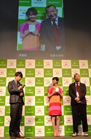 木本（左）がスマホで撮影した、木下（右）と佐々木希（中央）のツーショット写真（画面上段）。