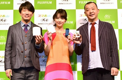 「富士フイルム“チェキ”新製品発表会」に出演し、新製品「スマホdeチェキ」をPRしたTKOと佐々木希（中央）。