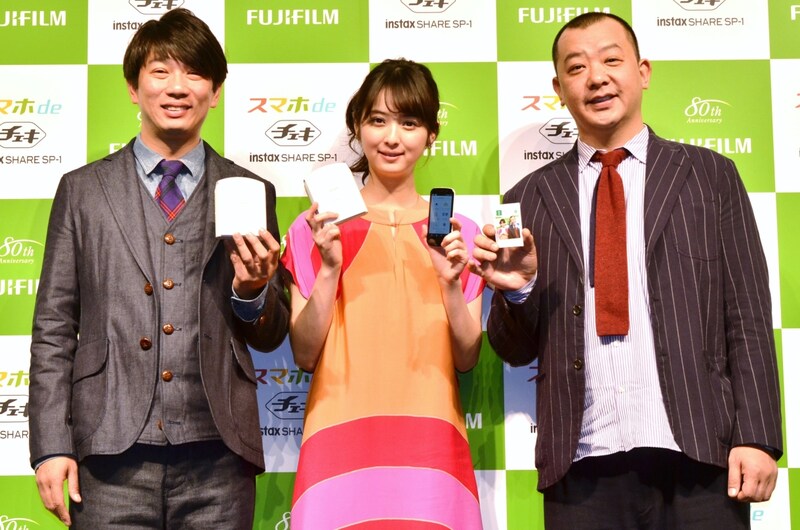 「富士フイルム“チェキ”新製品発表会」に出演し、新製品「スマホdeチェキ」をPRしたTKOと佐々木希（中央）。