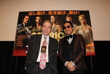 米映画「アメリカン・ハッスル」のトークイベントに、作中でクリスチャン・ベール演じる詐欺師に扮して登壇した南海キャンディーズ山里（右）と、デーブ・スペクター（左）。