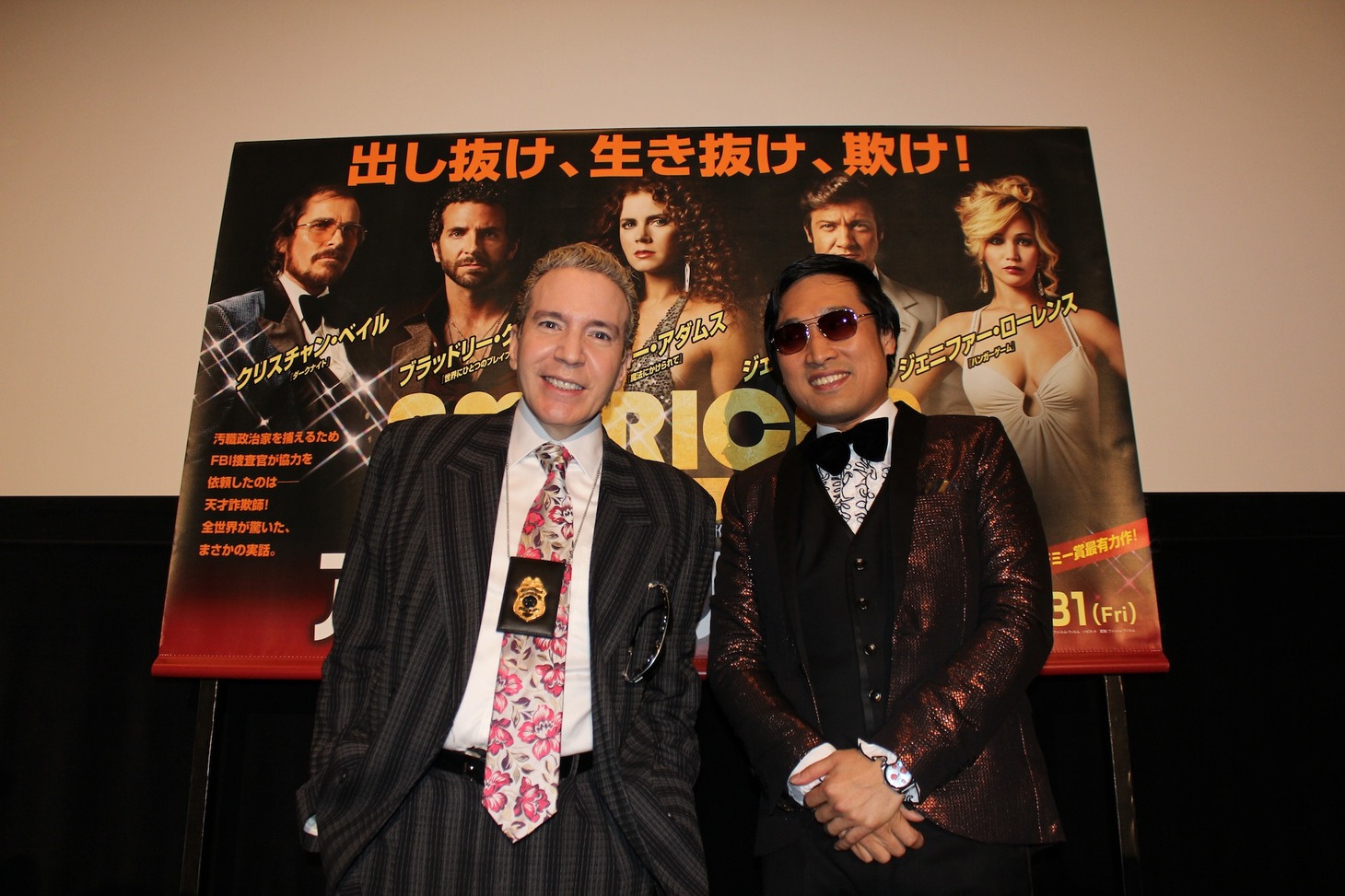 米映画「アメリカン・ハッスル」のトークイベントに、作中でクリスチャン・ベール演じる詐欺師に扮して登壇した南海キャンディーズ山里（右）と、デーブ・スペクター（左）。