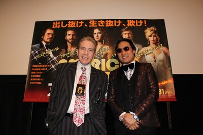 米映画「アメリカン・ハッスル」のトークイベントに、作中でクリスチャン・ベール演じる詐欺師に扮して登壇した南海キャンディーズ山里（右）と、デーブ・スペクター（左）。