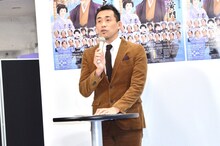 会見で司会を務めた石田靖。