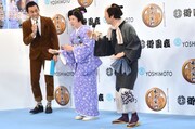 森昌子（中央）に独特の歩き方を伝授する坂田利夫（右）。左は石田靖。