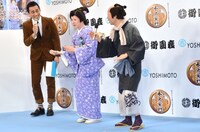 森昌子（中央）に独特の歩き方を伝授する坂田利夫（右）。左は石田靖。