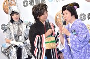 水谷千重子（中央）、森昌子（右）と、プリンセス天功（左）。