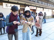 おみくじを引くヒロチョと落札者。