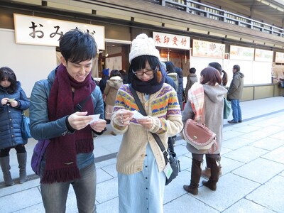 おみくじを引くヒロチョと落札者。