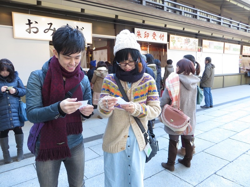 おみくじを引くヒロチョと落札者。