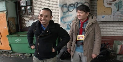 初めて訪れた大宮の一角に戸惑う千鳥。(c)テレビ埼玉