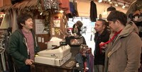 セレクトショップ店主に割引と引換条件を提案する千鳥。(c)テレビ埼玉