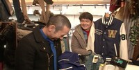 ノブ小池のファッションセンスに落胆する大悟。(c)テレビ埼玉