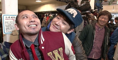 「いろはに千鳥」で大宮のセレクトショップCM撮影の脚本、演出、出演を担当した千鳥。(c)テレビ埼玉