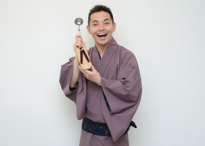 三遊亭こうもり。手にしているのは懐に収まるサイズの「おったまげた」。