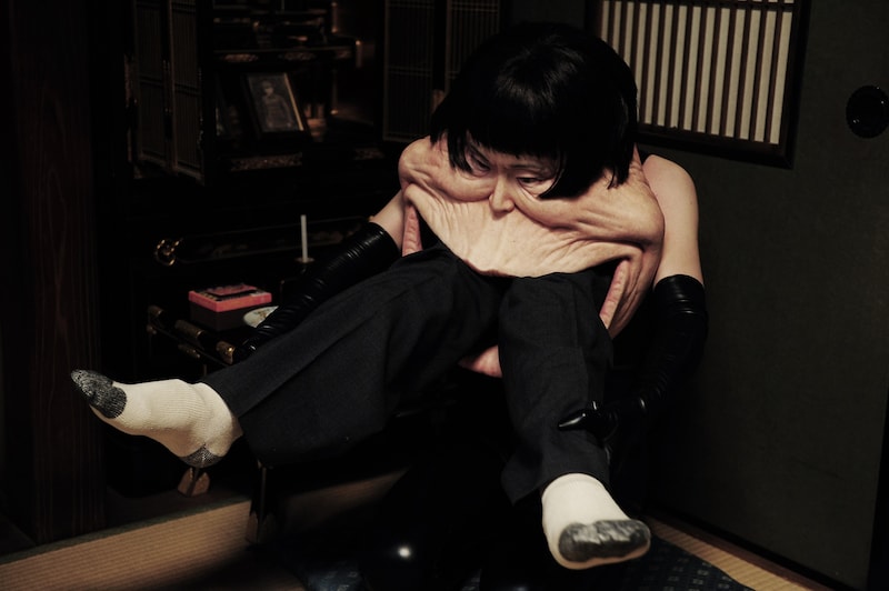 松本人志監督映画「R100」で片桐はいりが演じる“丸呑みの女王様”が出演する一場面。(c)2014 吉本興業