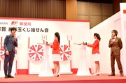 抽選の「立会人」を務めるキングコング（両端）。西野（左）は「テレビで見た光景ですわ！」と興奮気味に語った。