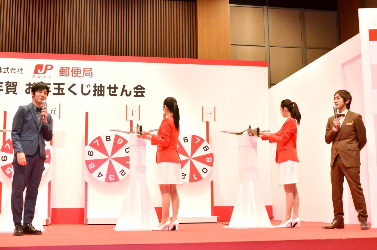 抽選の「立会人」を務めるキングコング（両端）。西野（左）は「テレビで見た光景ですわ！」と興奮気味に語った。