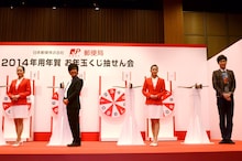 「抽選人」を務めるエリートヤンキー西島（右端）、エリートヤンキー橘（左から2人目）。