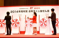 「抽選人」としてルーレットに向けて矢を放つエリートヤンキー。