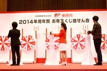 「抽選人」としてルーレットに向けて矢を放つエリートヤンキー。