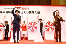 「立会人」として、ルーレットに刺さった矢の番号を確認し、「まる」のジェスチャーで承認するキングコング（手前）。