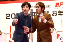 ネタを披露するキングコング。