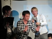 3位のマシンガンズは攻めの姿勢が大事な年に。「特に運勢がいいのでブルドーザー的に」と言われブルドーザーの真似をする西堀。