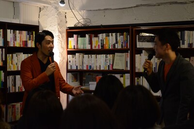 オリエンタルラジオ中田とラリー遠田（右）。