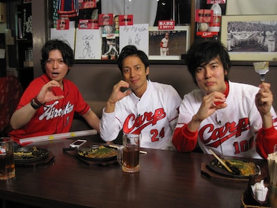 「鯉に恋する濃い男たちの赤道直火トークライブ！コイばな」に出演する（左から）桝本壮志、チュートリアル徳井、THE GEESE尾関。(c)広島ホームテレビ