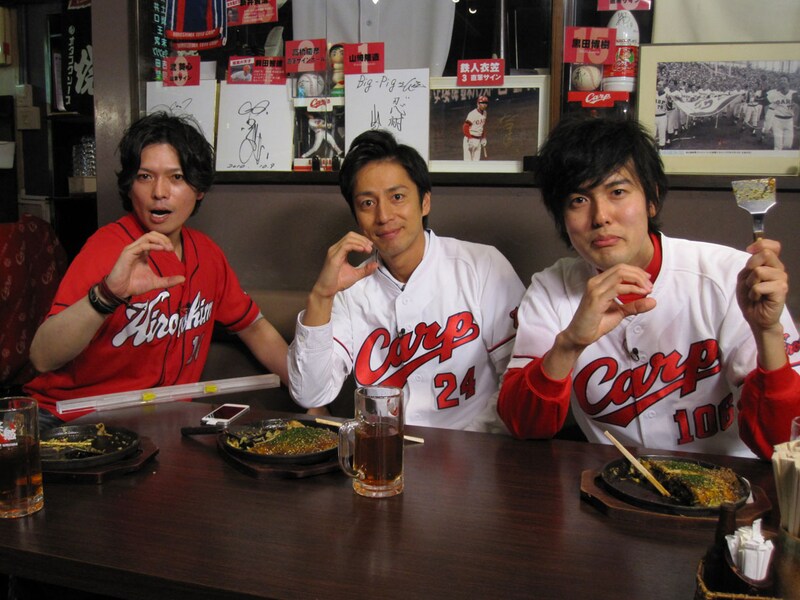 「鯉に恋する濃い男たちの赤道直火トークライブ！コイばな」に出演する（左から）桝本壮志、チュートリアル徳井、THE GEESE尾関。(c)広島ホームテレビ