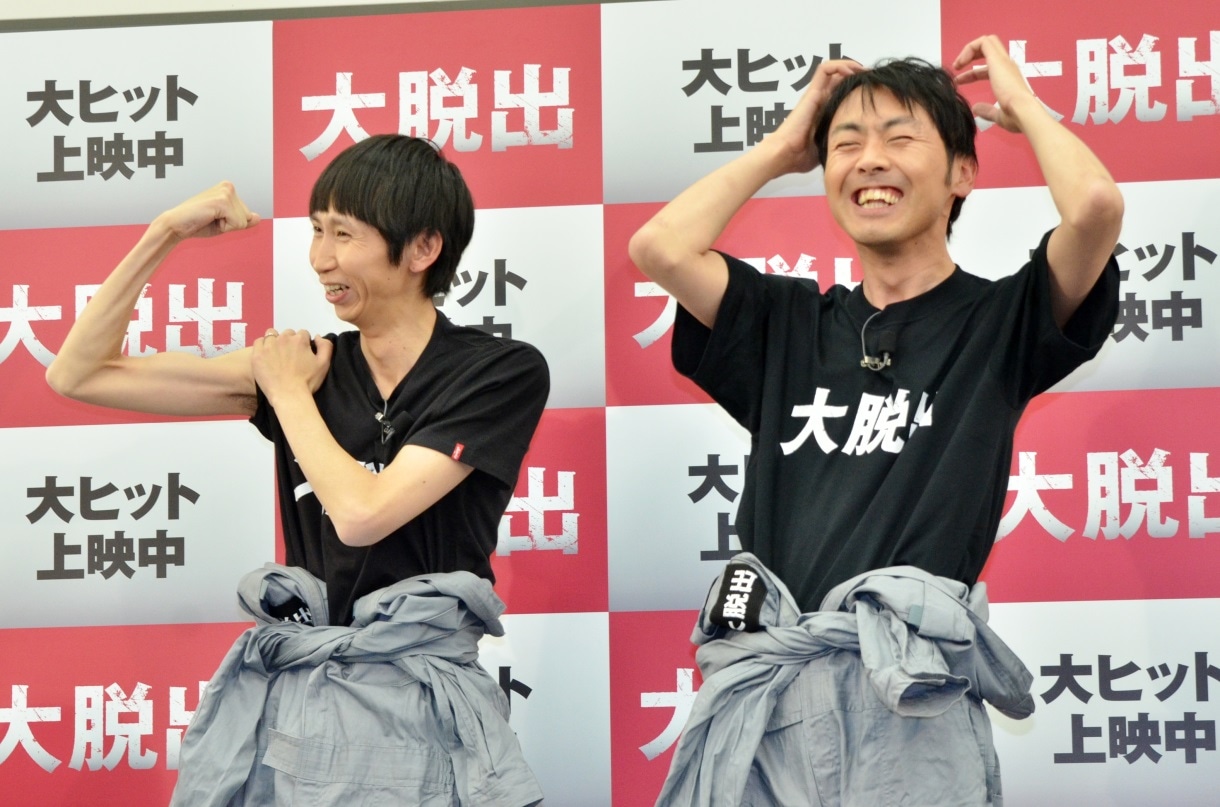 筋肉をアピールする山根（左）と、その独特のフォルムを笑う田中（右）。