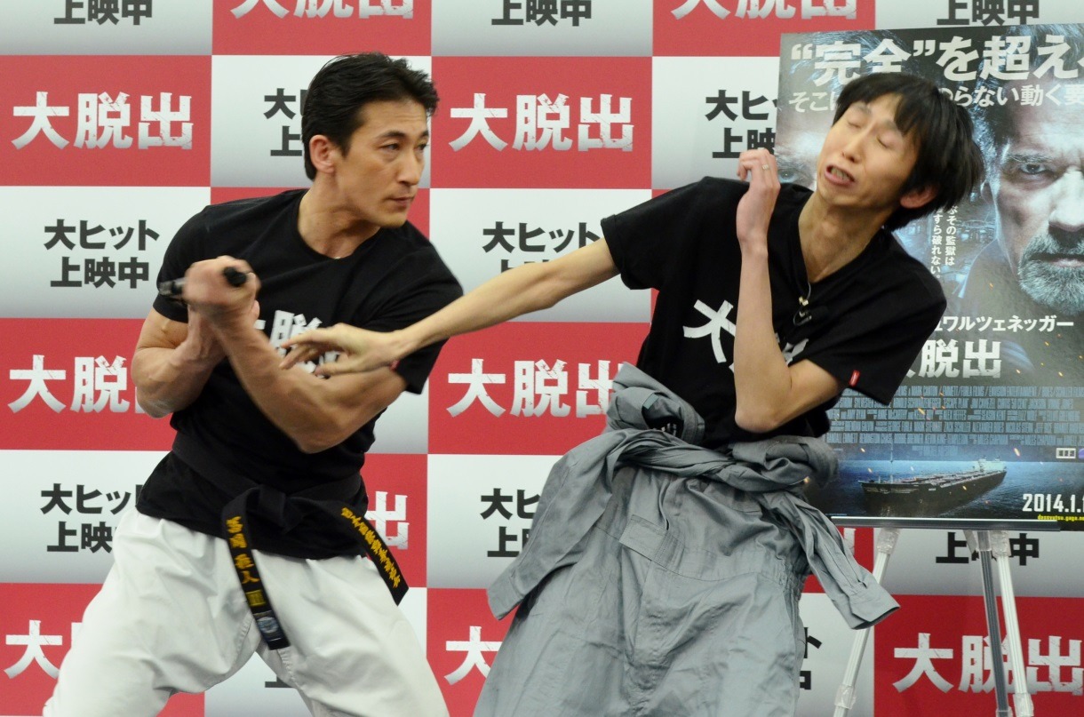 護身術を学ぶ山根（右）。