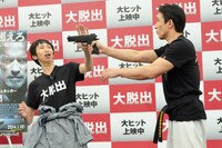 護身術を学ぶ山根（左）。