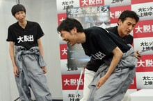 映画「大脱出」のヒット記念イベントでボディガードの冨岡雅人氏（右）から護身術を学ぶアンガールズ田中（中央）、アンガールズ山根（左）。