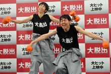 ダンベルを持った状態で「ジャンガジャンガ」をさせられるアンガールズ。