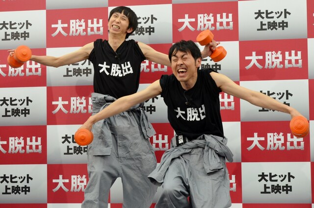 ダンベルを持った状態で「ジャンガジャンガ」をさせられるアンガールズ。