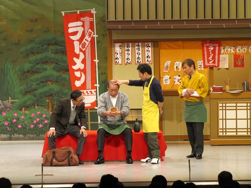 吉本新喜劇「驚き桃の木不思議な器!?」(c)吉本興業