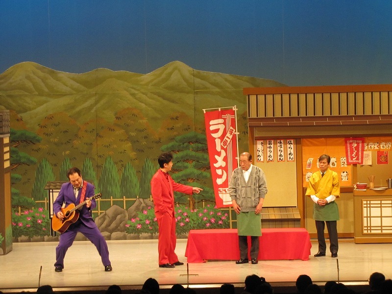 吉本新喜劇「驚き桃の木不思議な器!?」(c)吉本興業