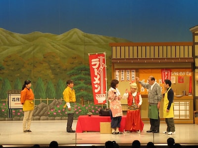 吉本新喜劇「驚き桃の木不思議な器!?」(c)吉本興業