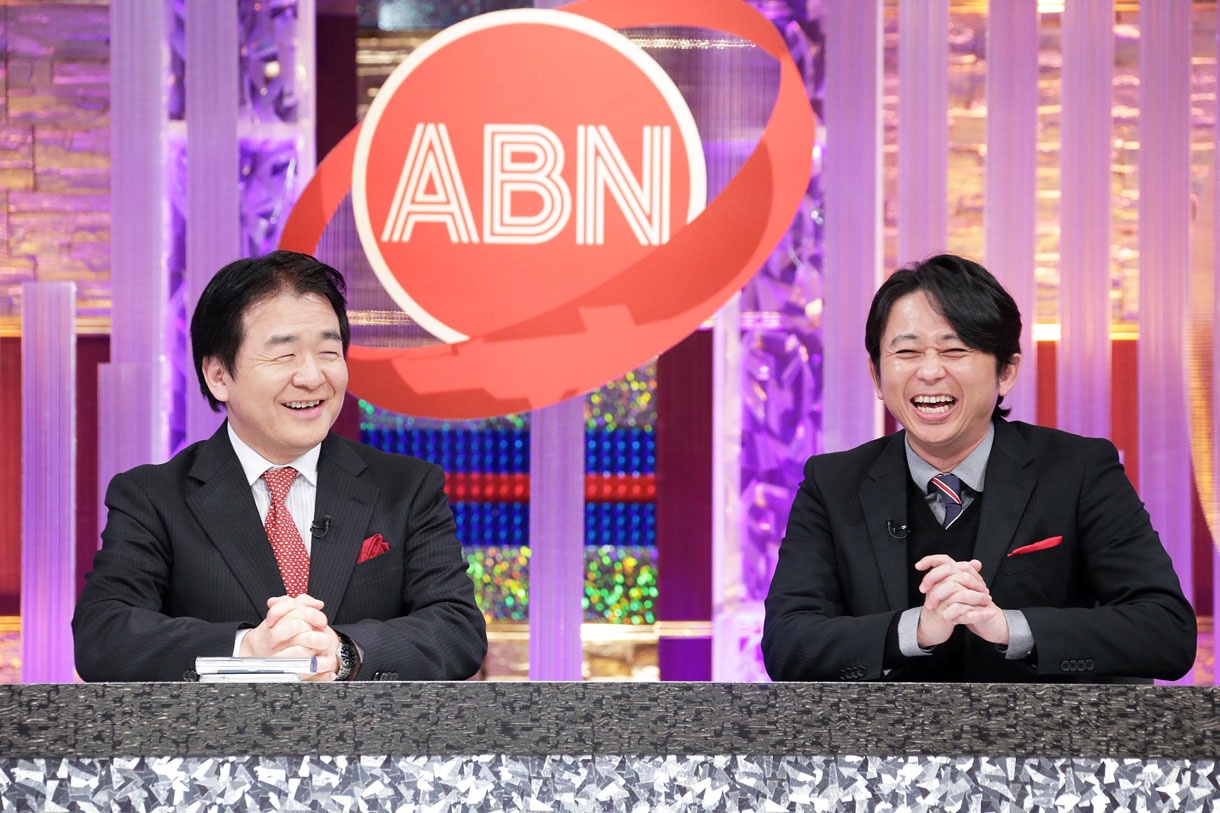 竹中平蔵と対談する有吉弘行。(c)テレビ東京