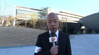 「日本のスゴイ企業」を紹介するバイきんぐ小峠。(c)テレビ東京