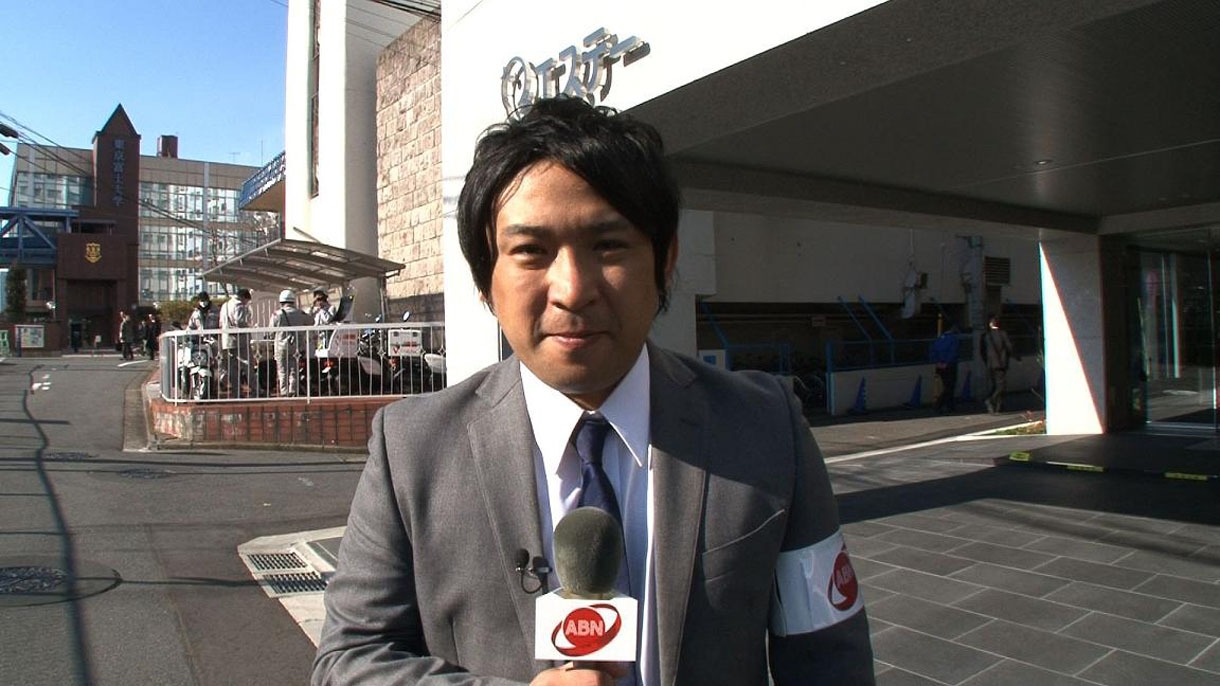 「日本のスゴイ企業」を紹介するアルコ＆ピース酒井。(c)テレビ東京