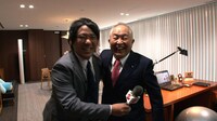 会長に話を聞くアルコ＆ピース酒井。(c)テレビ東京